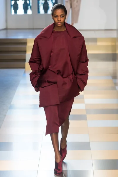 Look 16